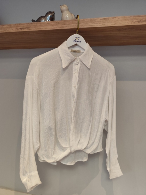 camisa branca com no na frente